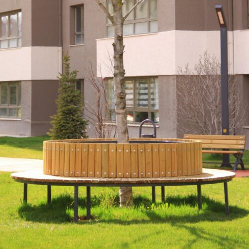 Ronde Boombank Carin 15 De boombanken en parkbanken van SKWshop, de mogelijkheden zijn legio. Afgebeeld model Carin, ronde boombank met een buitendiameter van maar liefst ca 3 meter.